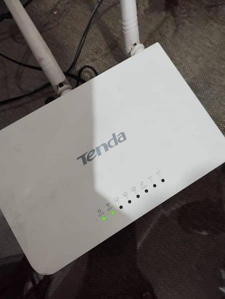 Tenda router with charger 4