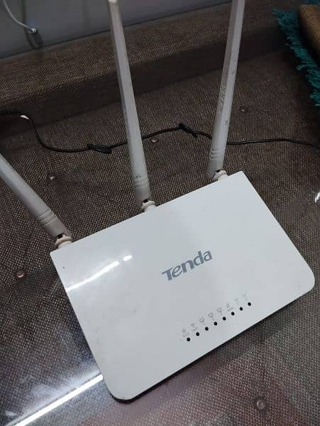 Tenda router with charger 5