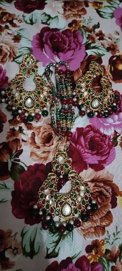kundan style jewellery set necklace and earrings