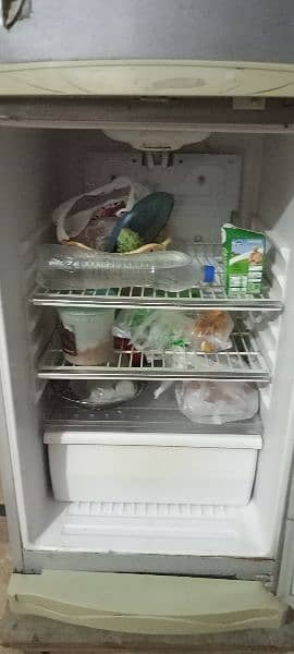 urgent sale fridge 2 door 4