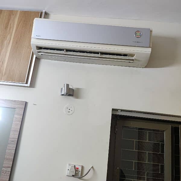 selling 1.5tons Gree AC non inverter 1