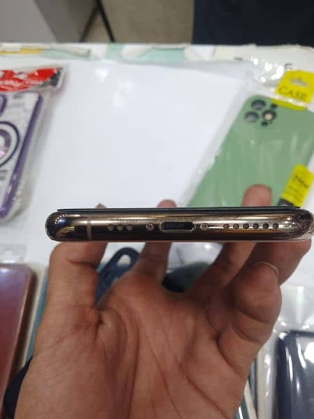 Iphone 11 pro 
Gold Colour  
64GB memory  
Pta approve 
Water pack 3