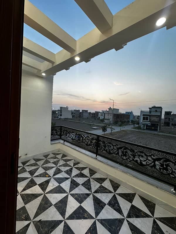 5 Marla Brand New Lavish House For Sale In Park View City Lahore. 8