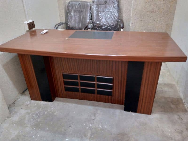 Office Table with three locker drawer 6/3 Feets. Polish sheet. 0