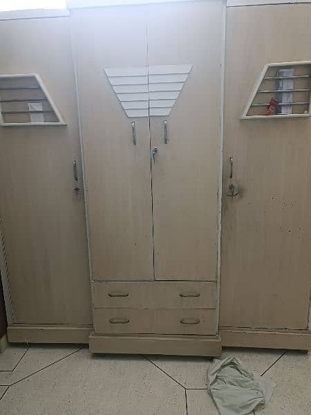 4 pis bedroom set good condition 1