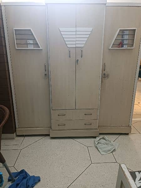 4 pis bedroom set good condition 2