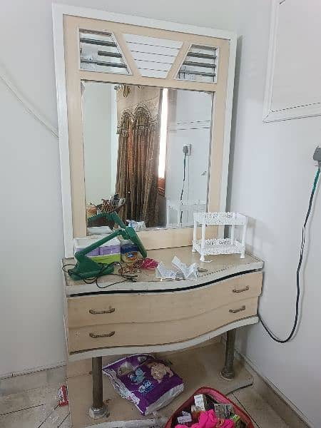 4 pis bedroom set good condition 6