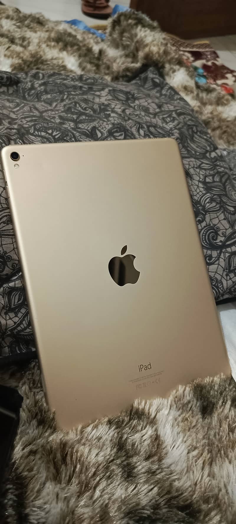 ipad Pro 128 GB gold color water pack lush condition 0