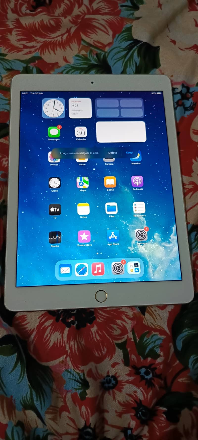 ipad Pro 128 GB gold color water pack lush condition 3