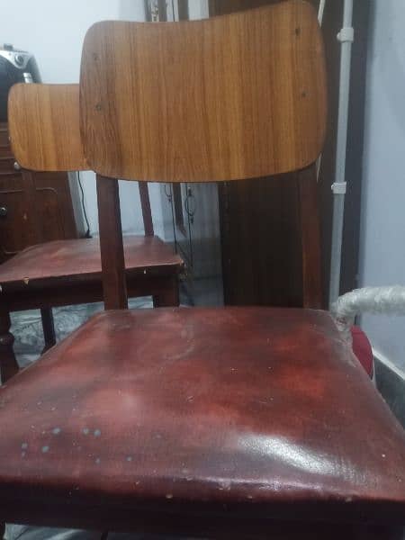 4 used dining chairs available for sale 1