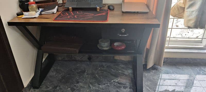 10/10 computer table new style (slightly used) 0