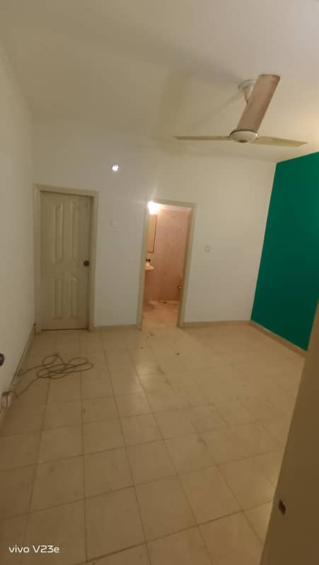 Studio Apartment For Rent 1Bed lounge 1st Floor available Small Bukhari Comm 9