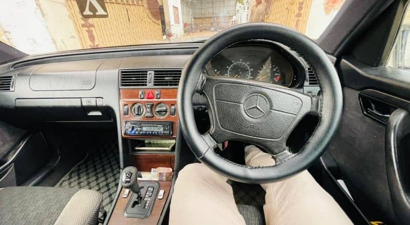 Mercedes Benz C180. Automatic. sunroof. original documents. 10/10 2