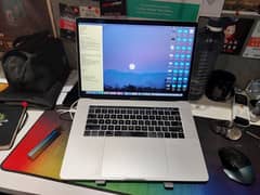 MacBook Pro 15 inch 2016 Single-handed use.