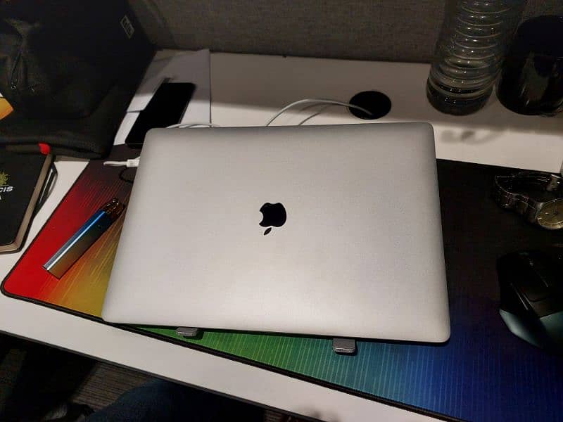 MacBook Pro 15 inch 2016 Single-handed use. 1