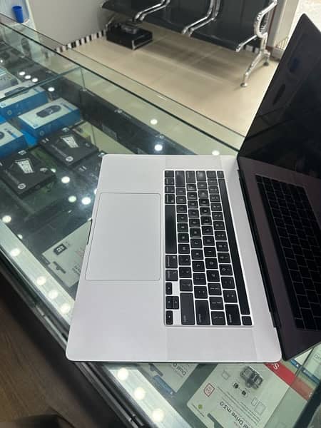 Apple MacBook Pro 2019 Touch Bar 1