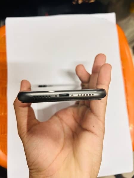 Iphone 11 full water pack no scratches 87 battery 3