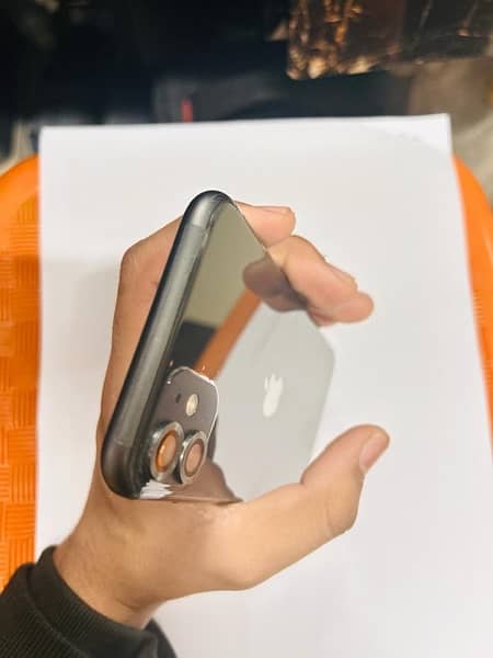Iphone 11 full water pack no scratches 87 battery 4
