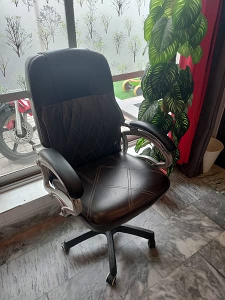 Executive VIP Office Chair - Almost New 0