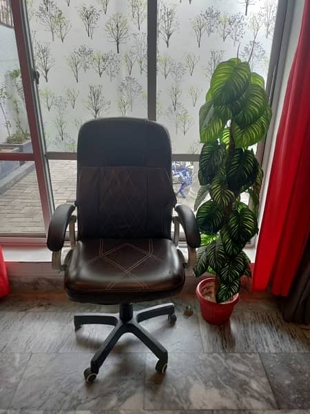 Executive VIP Office Chair - Almost New 1