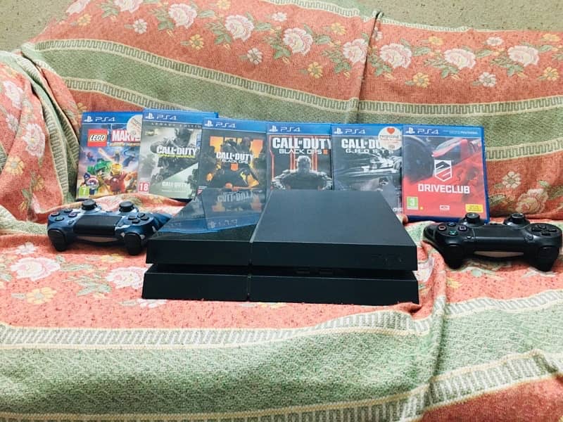 PS4 with 6 games or disc with 2 remote controll 14