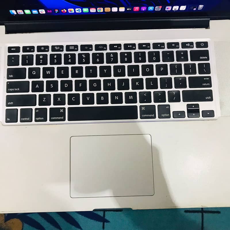 MacBook Pro (Retina, 15-inch, Mid 2015) 2
