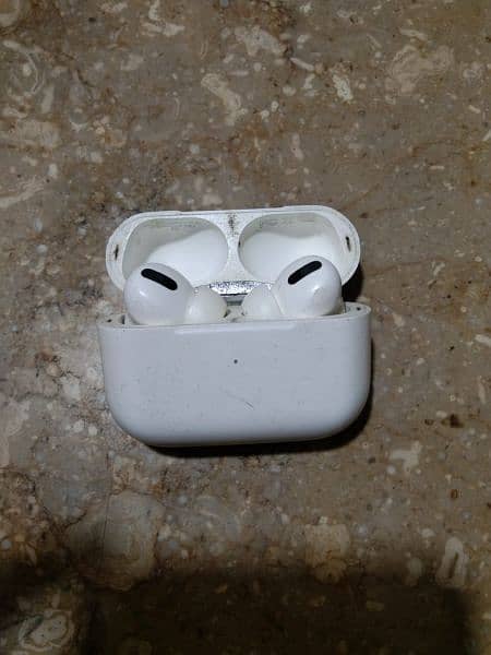 Apple Airpods Pro with high quality sound and battery. 4