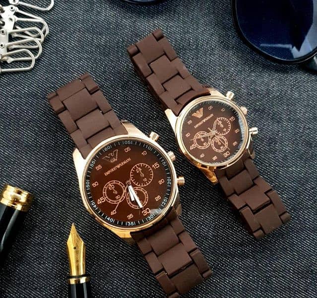 couple watch brown 0