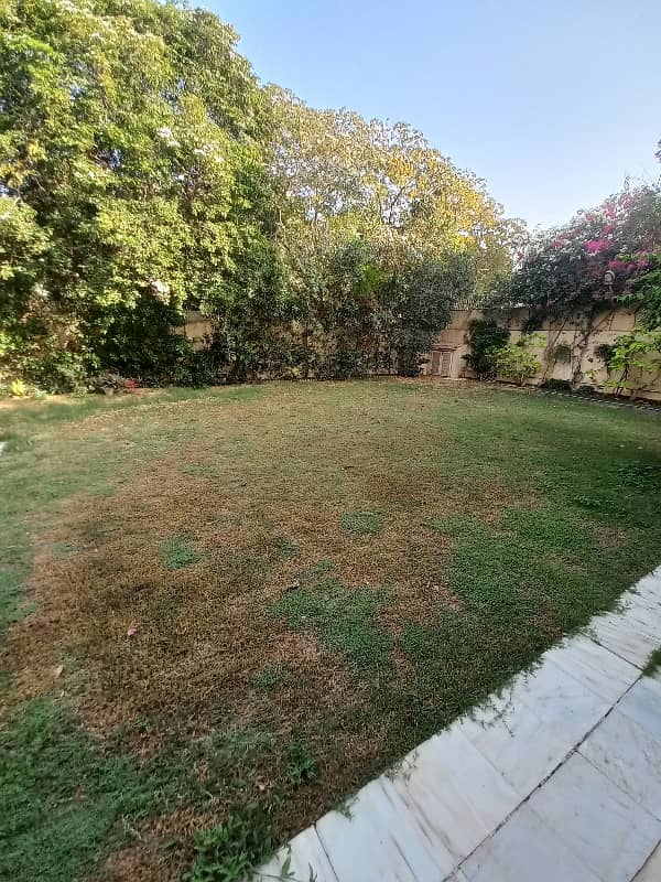 1000 square yard banglow for sale in A street 1
