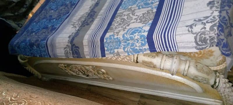 KING SIZE WOODEN BED FOR URGENT SALE WITH FREE DELIVERY WITHIN LAHORE 0