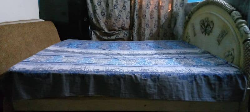 KING SIZE WOODEN BED FOR URGENT SALE WITH FREE DELIVERY WITHIN LAHORE 2