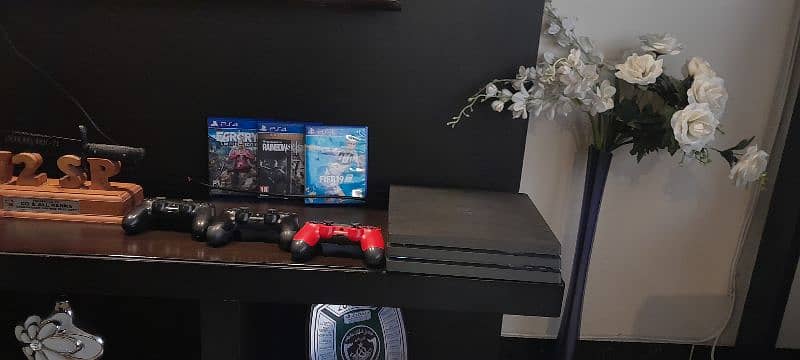 PS4 PRO 1TB WITH GAMES AND CONTROLLERS 4