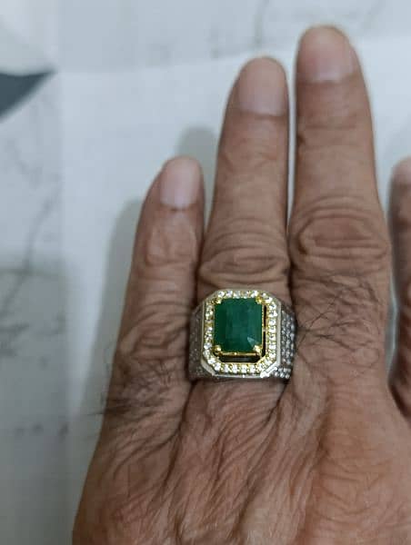 Top quality emerald in a heavy hand made crafted ring. Lab certified 1