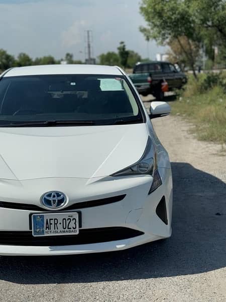 2017 prius b2b 4 garde car 1