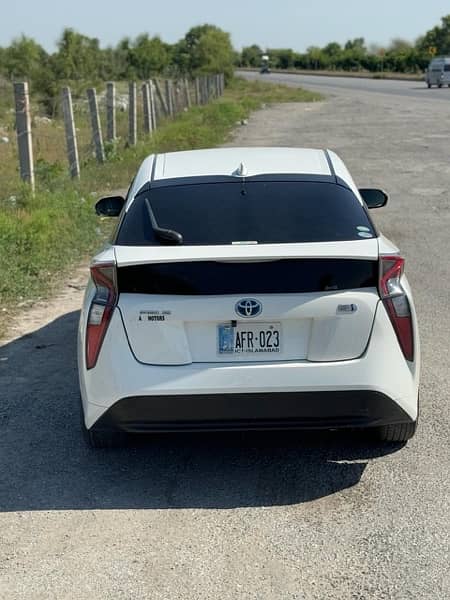 2017 prius b2b 4 garde car 8