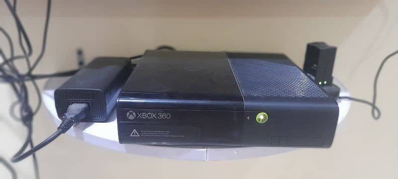 xbox 360e(ultra slim)console 500gb,two controllers with/without kinect 1