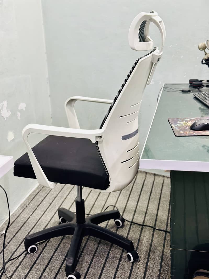 White executive minimalistic Office chair 1