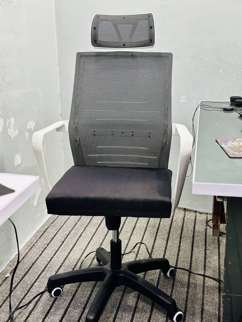 White executive minimalistic Office chair 4