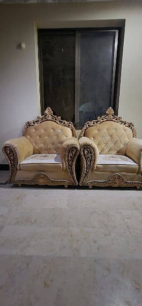 golden colour sofa set 10/8 condition repair able 4