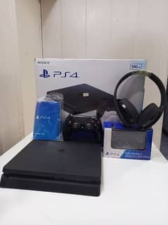 PS4 (PLAYSTATION 4) SLIM with 2 Controllers, game and headset