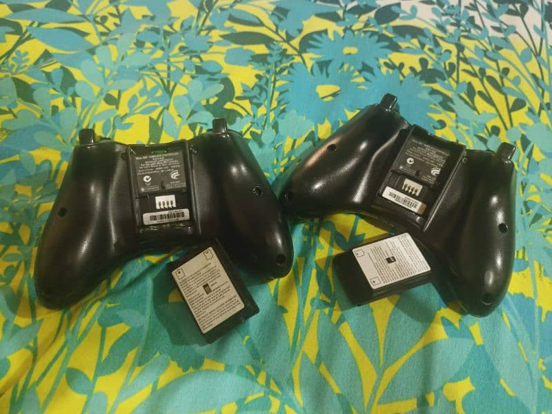 Xbox 360 Jesper with 2 Wireless controllers 17