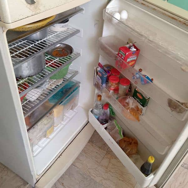 national company ka refrigerator hai aur 16 QB he full size 4