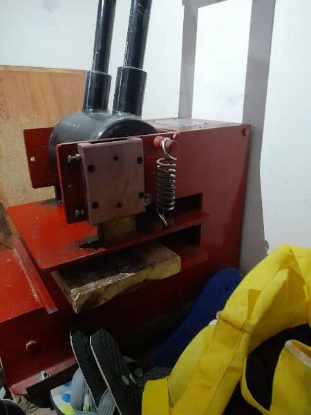 hydraulic press with grander and 4 dyes and 2 piece of hokes and steps 3