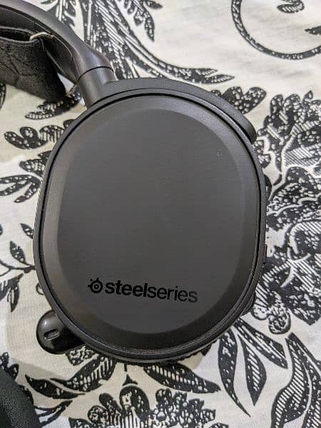 Steel series Arctis 5 pro headphones 1