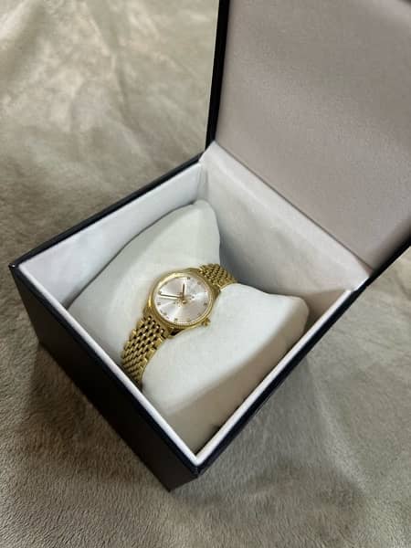Luxury Gucci (G-Timeless) Watch with original box and packaging 6