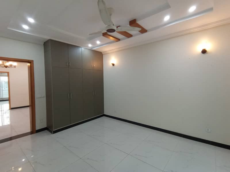 A Beautiful Designer 10 Marla Like New Luxury Stylish For Rent UPPER PORTION On Vip Location Close To Park In Bahria Town Lahore 5