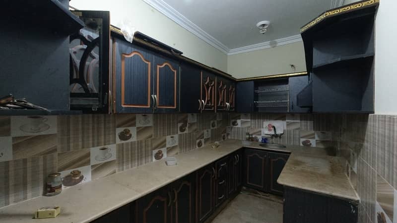 Prime Location Flat In Gulshan-e-Iqbal - Block 7 Sized 1200 Square Feet Is Available 3