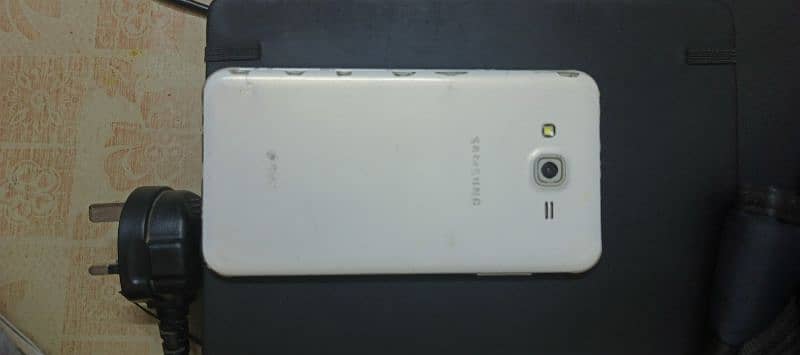 Samsung Galaxy J7. Buy and use. 4
