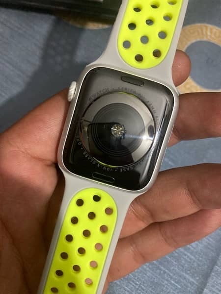 Apple watch series 4, 44mm 82% battery 5