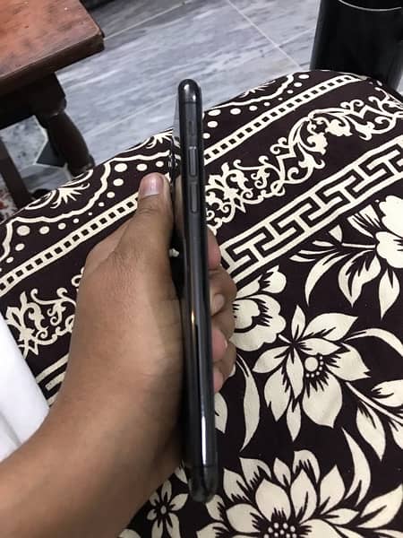 Iphone 11 pro max 256 gb Non Pta waterpack only back crack 10 by 9 2